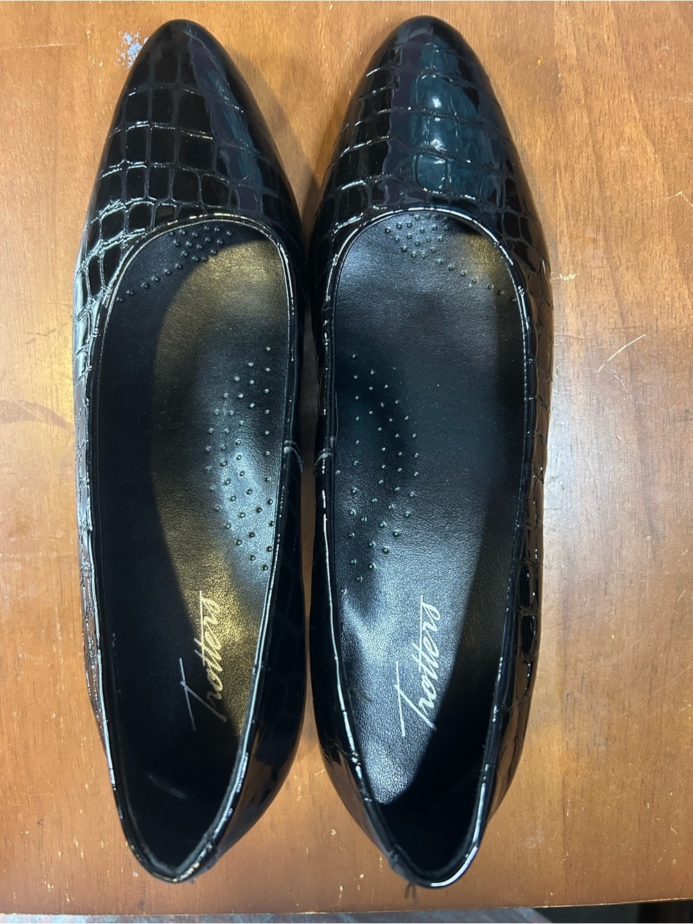 Trotters Black Patent Croc-Embossed Pointed Kitten Heels Size 9M